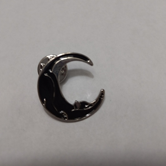 Jewelry - *Sale* Stretchy moon kitty pin